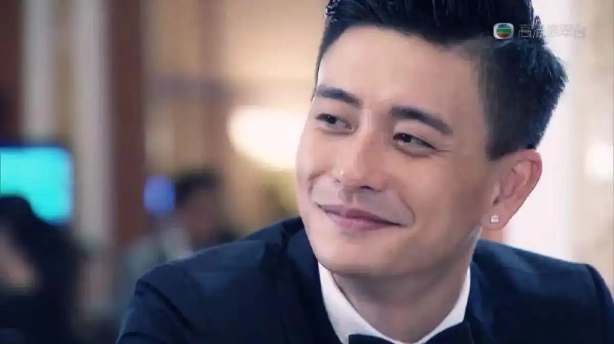 黄宗泽在溏心风暴3的侧分斜背头发型撩妹很easy