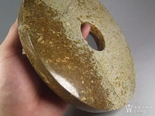 良渚文化和田青玉满石灰沁素面大圆玉璧