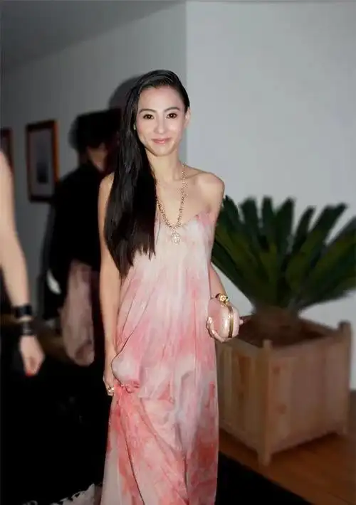 张柏芝42岁依旧颜值在线,身材也完全没有走样,是大家的梦中女郎_网易