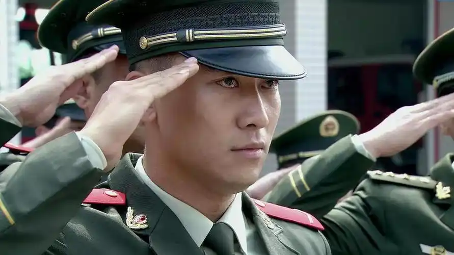 海报剧照剧情:沈笑为了向高中的同学和老师证明这个世界上除了上大学