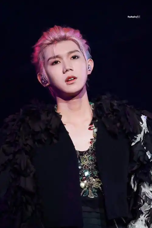 王源粉发小辫##王源夜色随拍