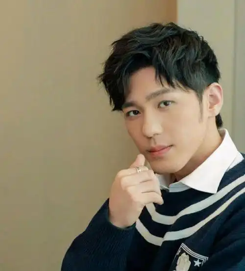 说到娱乐圈中少年气中又带着一丝的男子力的男明星,我首先是想到了