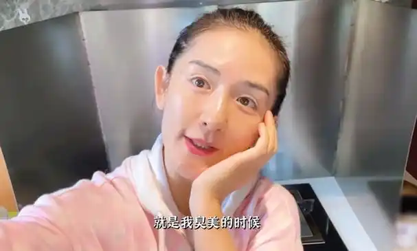 谢娜罕见素颜秀厨艺 拍视频毫无明星架子