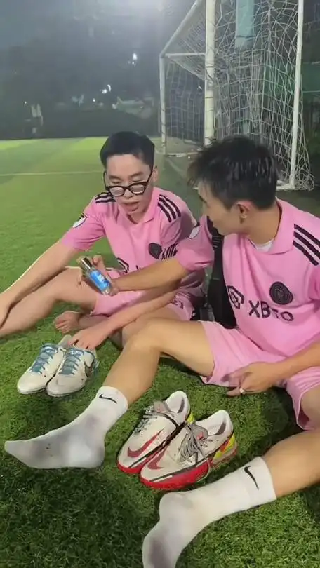 右边足球帅哥脚上这双球袜一看就很臭