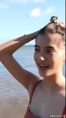 吴千语玩海上冲浪,多次面部朝下跌入水中,发文:猪蹄赶快好起来