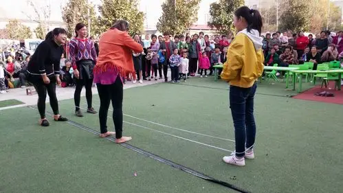 这位家长都光脚来参加游戏   跳皮筋