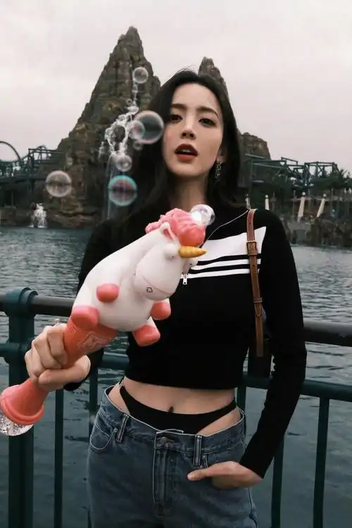 古力娜扎身穿吊带现身,暴露真实身材显单薄,衣服图案很大胆!