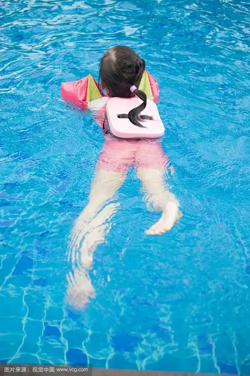 小女孩学游泳