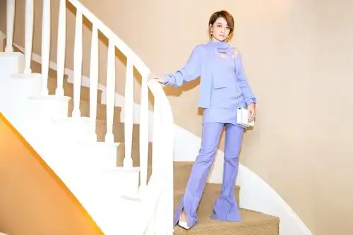 跟着47岁的气质美女梅婷学穿搭不要硬凹少女感成熟显魅力才对