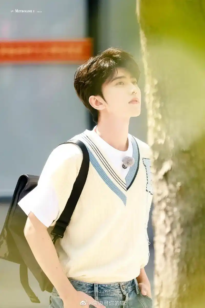 蔡徐坤奔跑吧牛仔套装造型饭拍 帅的一塌糊涂#蔡徐坤奔跑吧特 - 兑趑