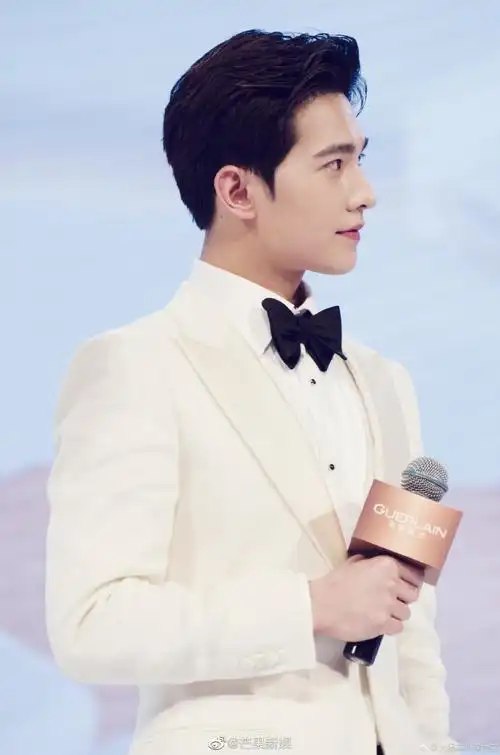 侧颜帅哥图鉴#杨洋侧颜鲨暴击 流畅的面部线条 精致的侧脸每一帧都