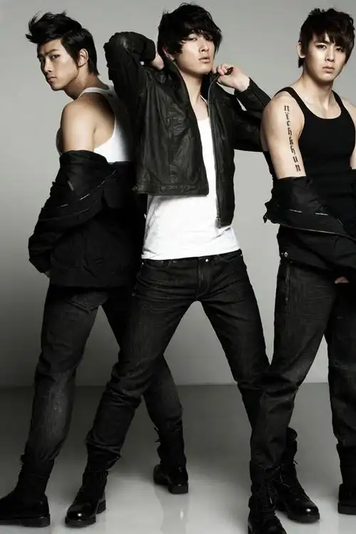 nichkhun手臂上有他名字的纹身图片谁有啊!