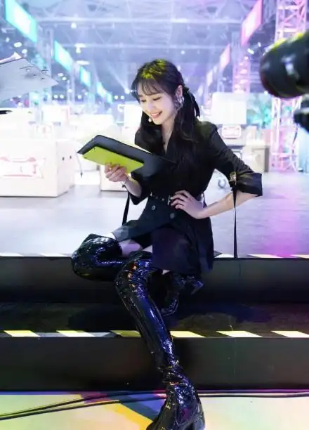 郑爽穿漆皮长靴秀纤长美腿双马尾造型元气满满