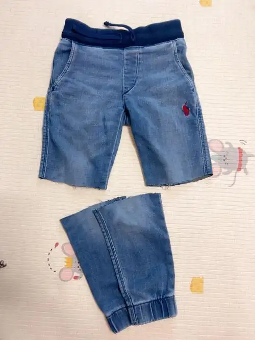 时用还有个深色牛仔裤,因为韩国幼儿园都是像家里一样脱鞋坐着,蹲着