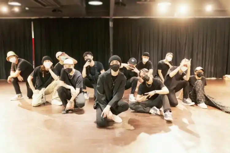 最后一张奇怪的坐姿又出现了doge