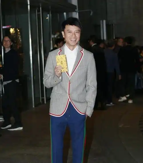 而英皇旗下的大多数艺人:李克勤,任达华,张敬轩,等都出席了这次的婚礼