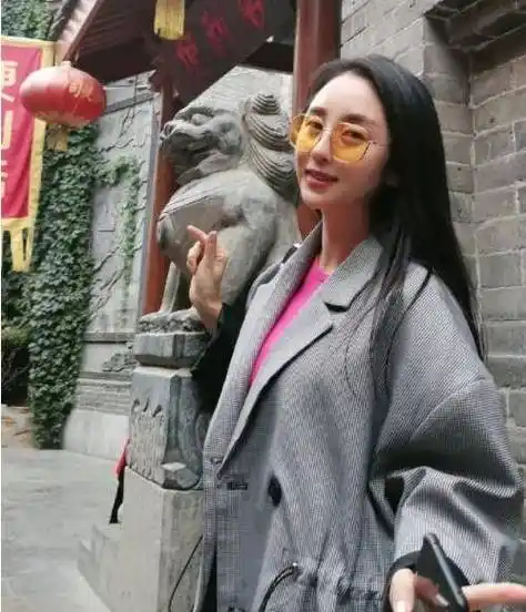 星光大道一夜成名,出名之后没去捞金,而是被人圈养成情妇_郭津彤_云飞