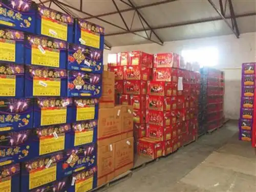 中牟县供销社烟花爆竹销售中心的仓库里,存放了6万多箱烟花爆竹.