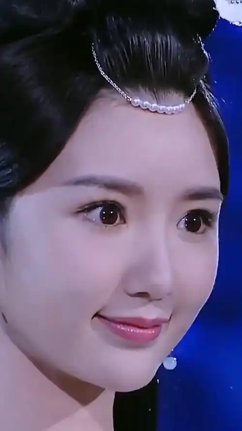 宝藏女孩毛晓彤天生自带美瞳太美忒可爱了!