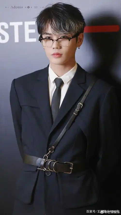 林彦俊黑色束腰西装,搭配黑框眼镜,腹黑禁欲高冷华丽,我词穷了