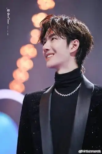 王一博:牙齿天生就是代言,露牙括弧笑,康康本尊～白吗!甜吗