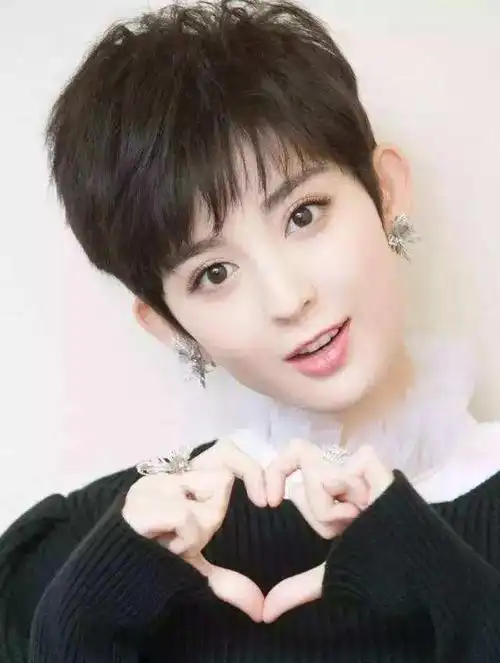 "假小子"中性风发型很好打理也显气质,女生们也可以很帅气!