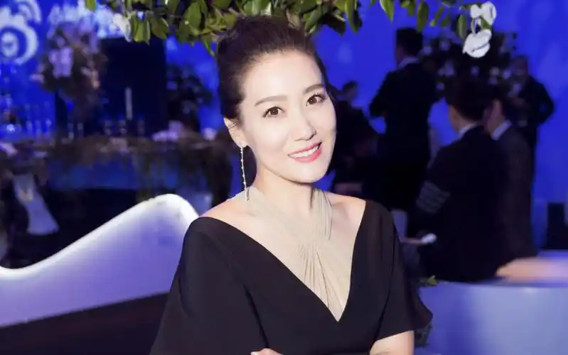 回顾军旅歌手谭晶嫁大8岁科学家老公婚后生两女生活幸福甜蜜