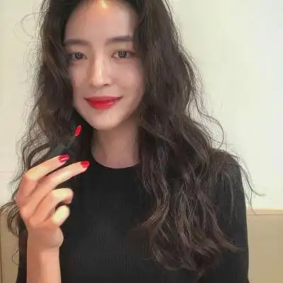 念七卷发女生御姐可爱头像