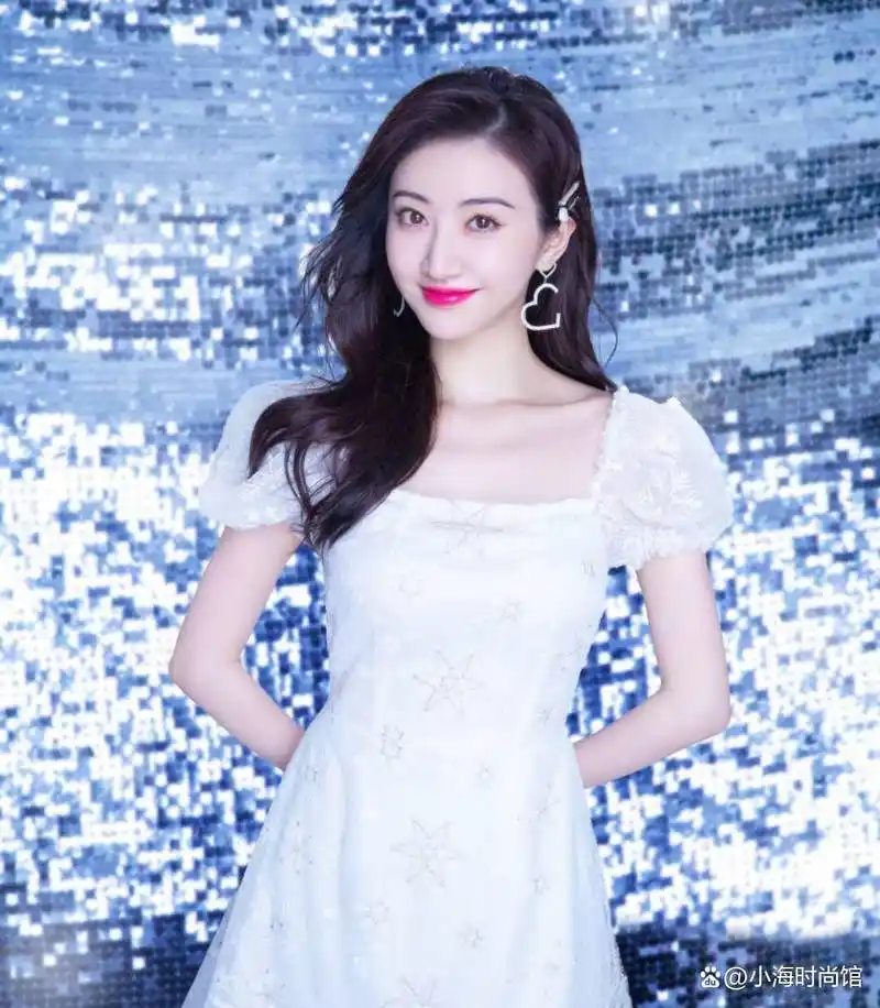景甜到底是"盛世美颜",飘纱设计肩带连衣裙优雅温柔,高级洋气