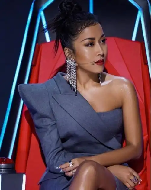 吉克隽逸性感近照曝光大秀马甲线和10年前比白了好几个度