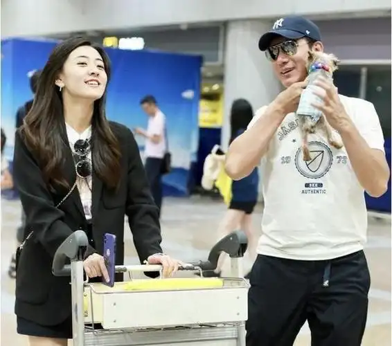 梁洁与未婚夫蒲巴甲现身机场满脸幸福洋溢最美萝莉与大叔