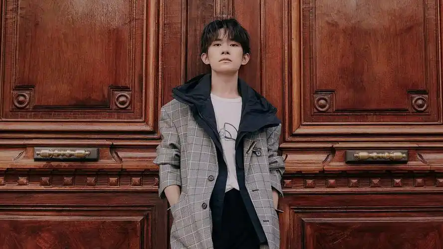 易烊千玺明星风尚壁纸封面图易烊千玺 明星风尚壁纸【2】壁纸于2020