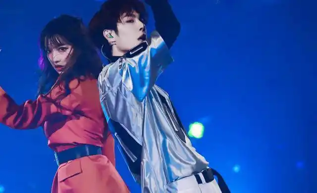 王一博在节目中直接握住程潇的手,抢过筷子吃东西,关系太好了