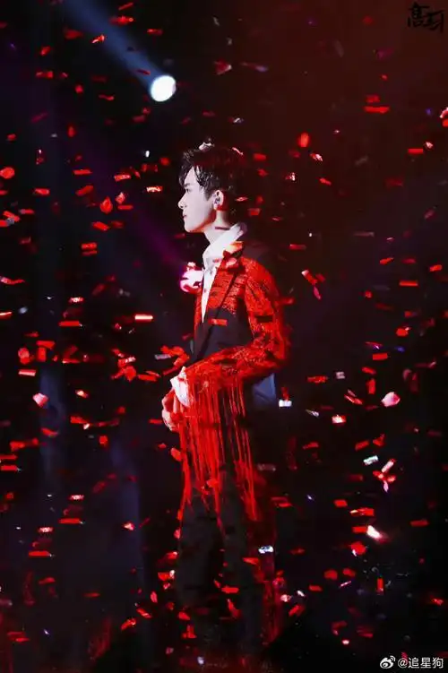 易烊千玺花瓣雨梦回5年前