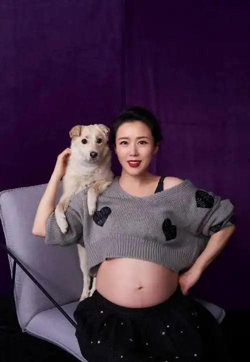 陈昊|"最美嫦娥"颜丹晨与宠物狗拍照,露出超大孕肚,43岁还是那么美