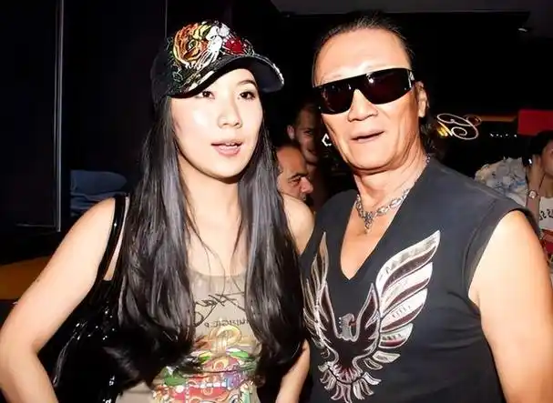 张柏芝大儿子私生活引发关注与46岁女教练的别样故事