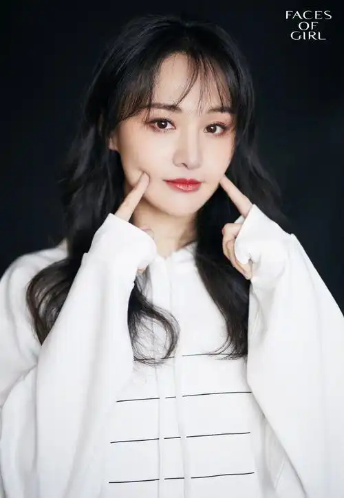 简介:郑爽长卷发温婉写真图片,分享一组郑爽图片给大家,图中的明星