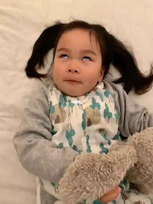 白眼,也挺配合的,叫翻就翻#萌娃连拍  #搞笑日常  #骗你生女儿  #表情