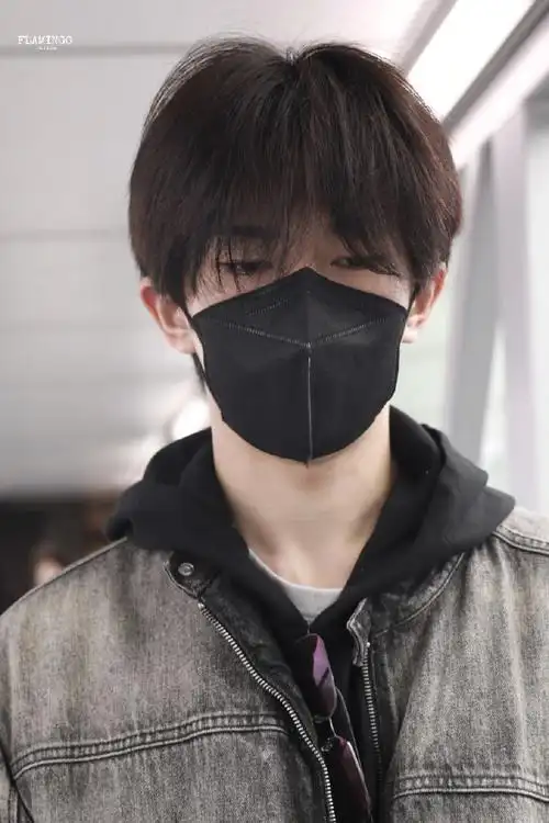 易烊千玺机场图##易烊千玺出发日内瓦