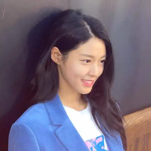 漂亮姐姐金雪炫ins日常照20持更多图