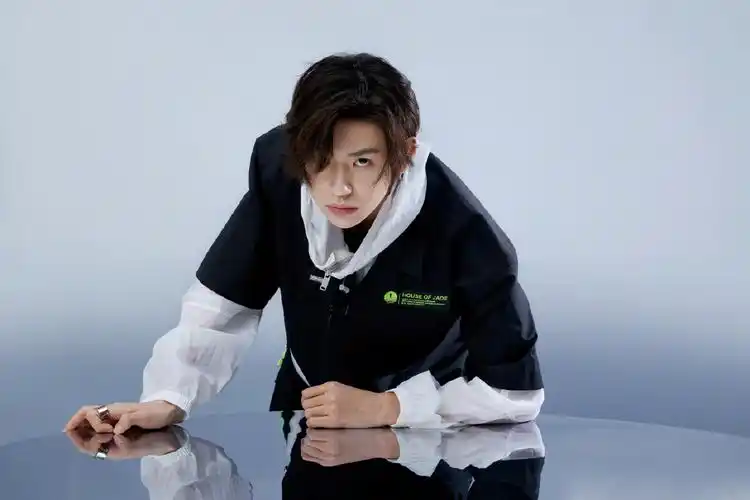 王琳凯时尚悬浮大片写真图片46