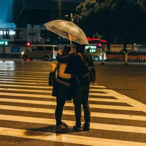 深夜里,不单单你一人在哭泣