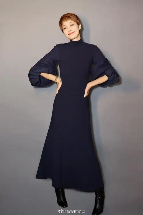 马伊琍 身着 蓝色针织连衣裙,优雅干练,展现精致曲线