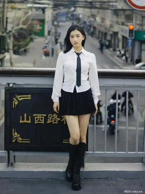 性感女神白衬衫黑短裙引爆你的视线