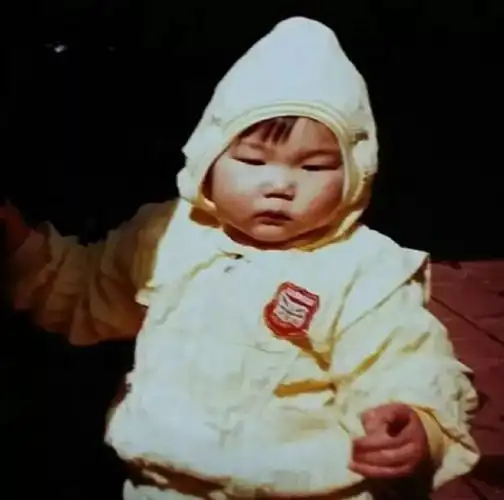 虽然现在也不是很瘦小时候的他也是一货真价实的小胖子一身米色衣服