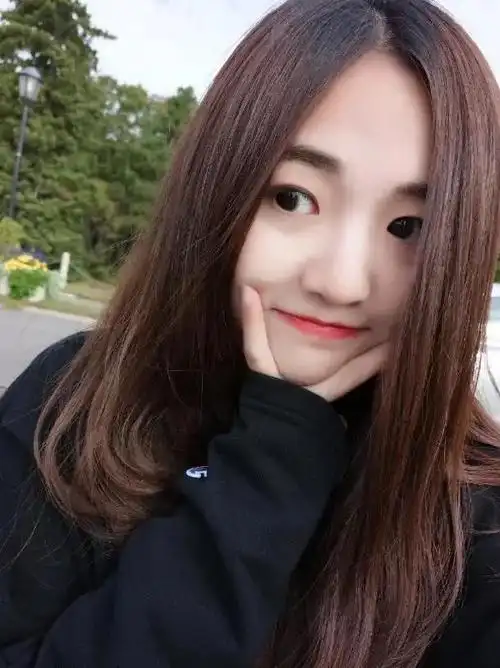 金龟子21岁女儿王逸宸,13岁就开始谈恋爱,经常晒与男友生活照