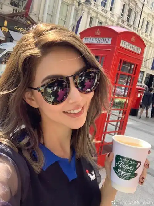 昆凌棕色大波浪搭豹纹墨镜显野性范儿 露齿微笑甜美可人