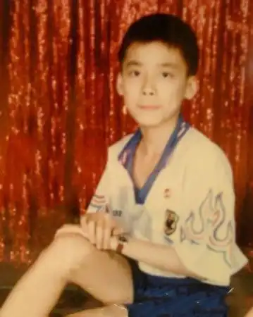 [李易峰][新闻]210601 李易峰童年照赏析时间 祝大家六一快乐永葆童真