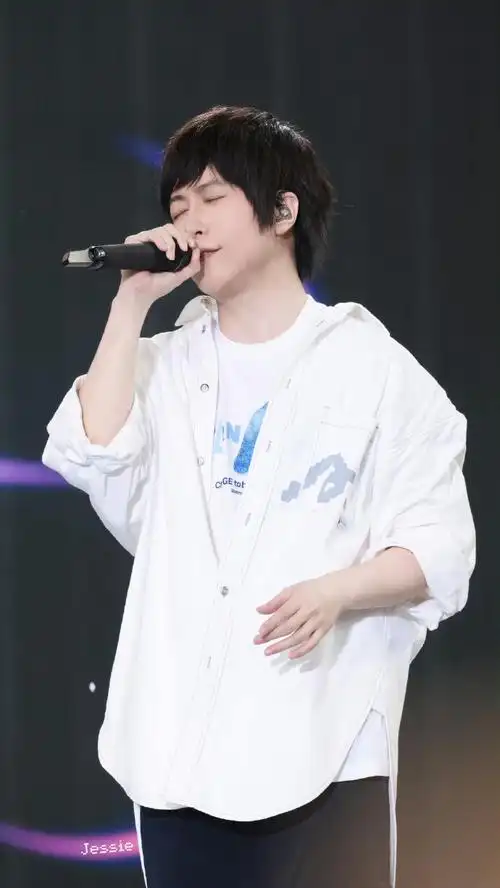 阿信##五月天##陈信宏#不是,我们主唱月半过但没丑过好吗?