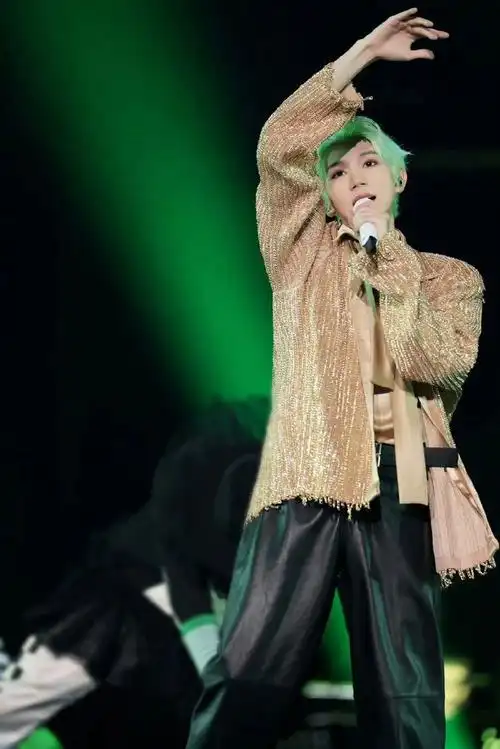 王源头发染了七个半小时